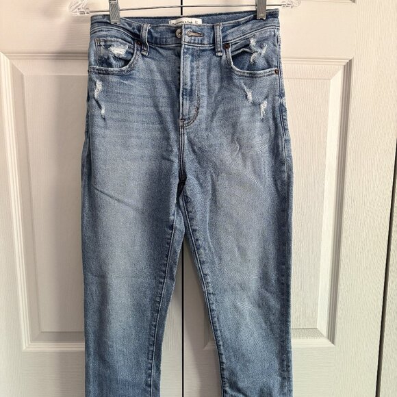 New without tags, women's Abercrombie & Fitch jeans.  Size 4 - Picture 1 of 4